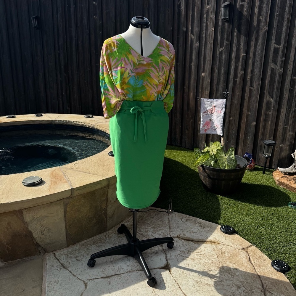 Classic Concepts Green Midi Pencil Skirt with Tie Front - Picture 7 of 9